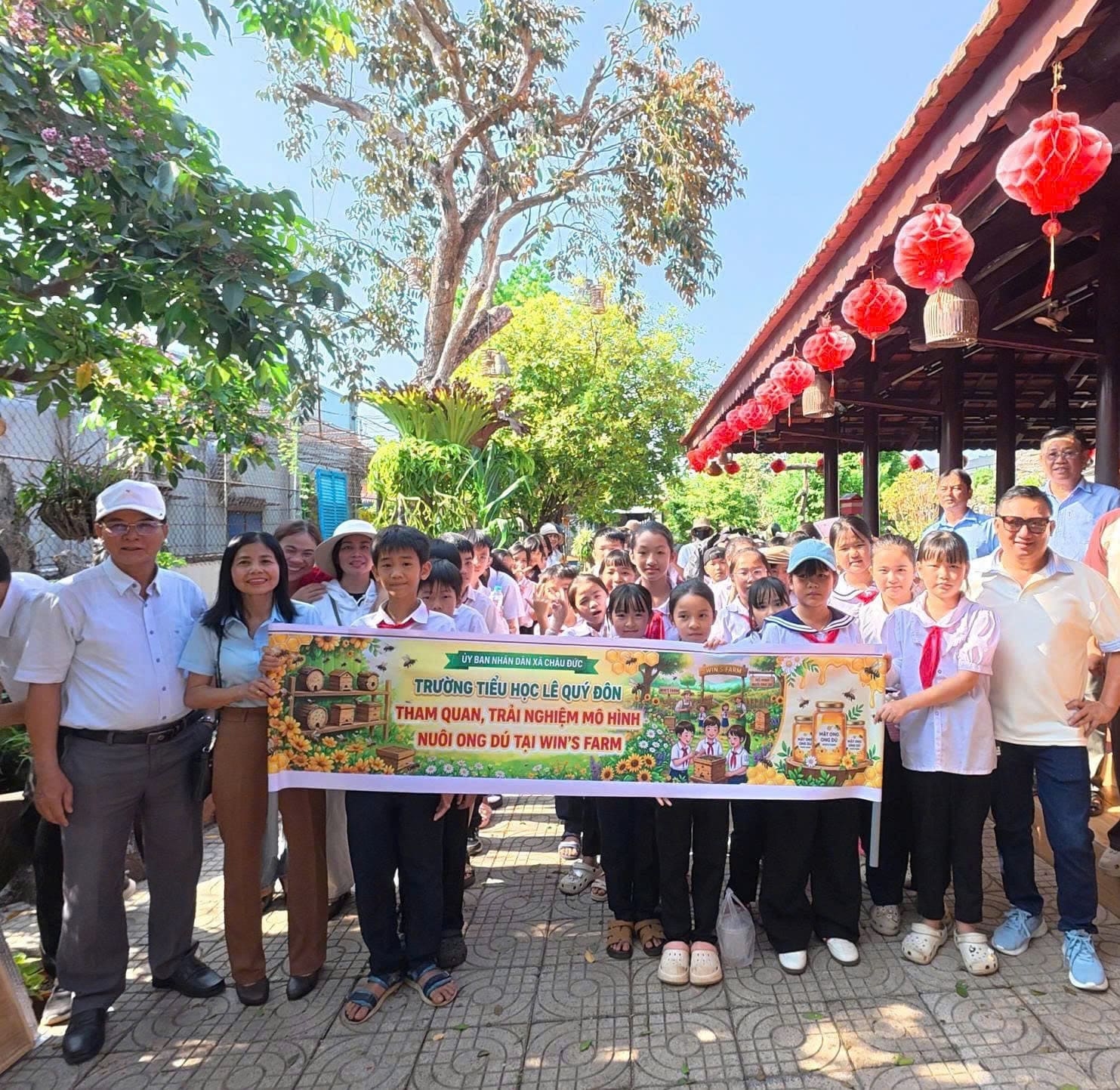 Tham quan farm ong dú Lâm Đồng: trải nghiệm "vuốt ve" đàn ong không ngòi đốt